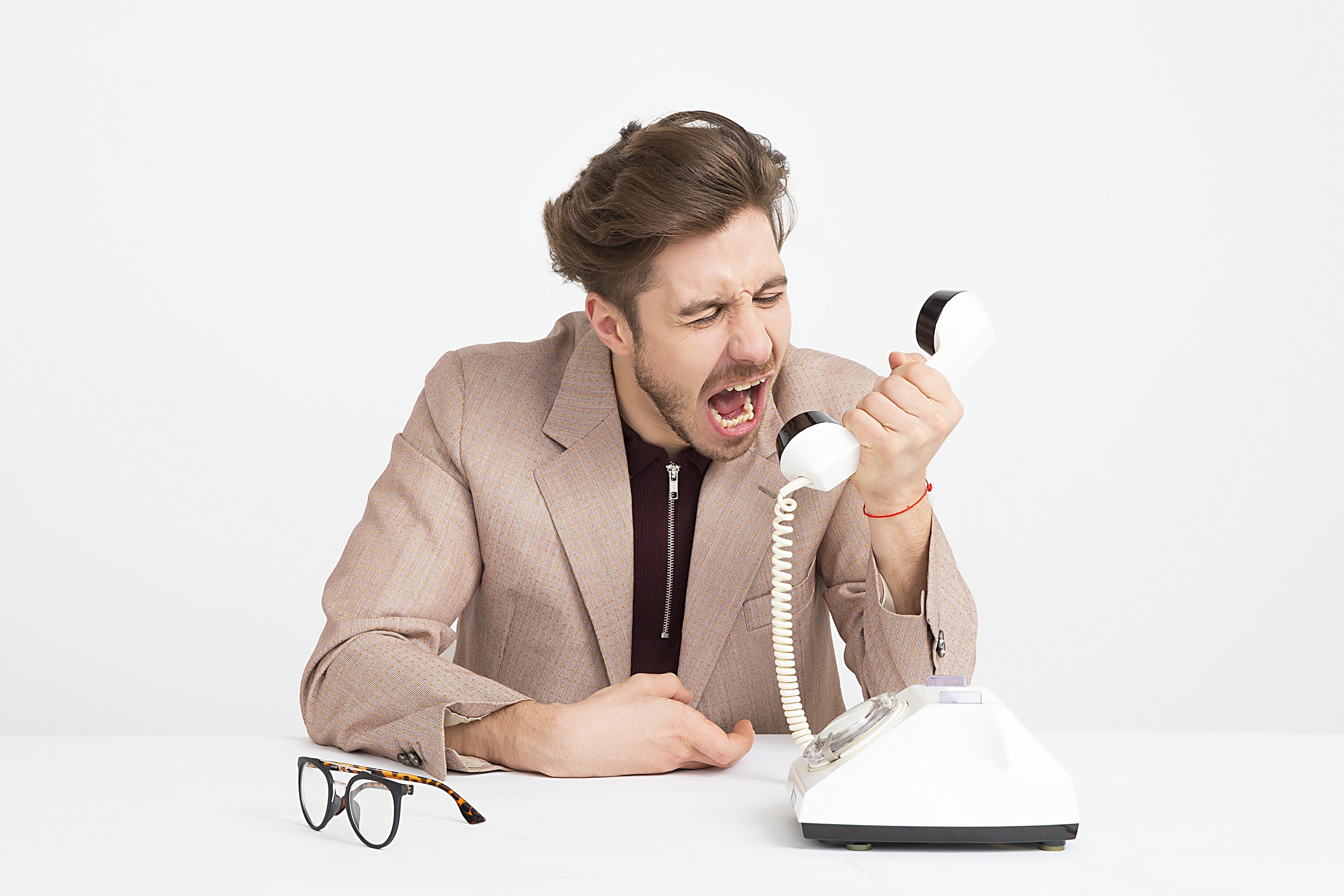 Uomo arrabbiato al telefono.